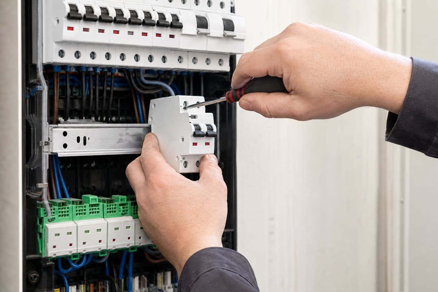 Elektricien installeert een moderne groepenkast